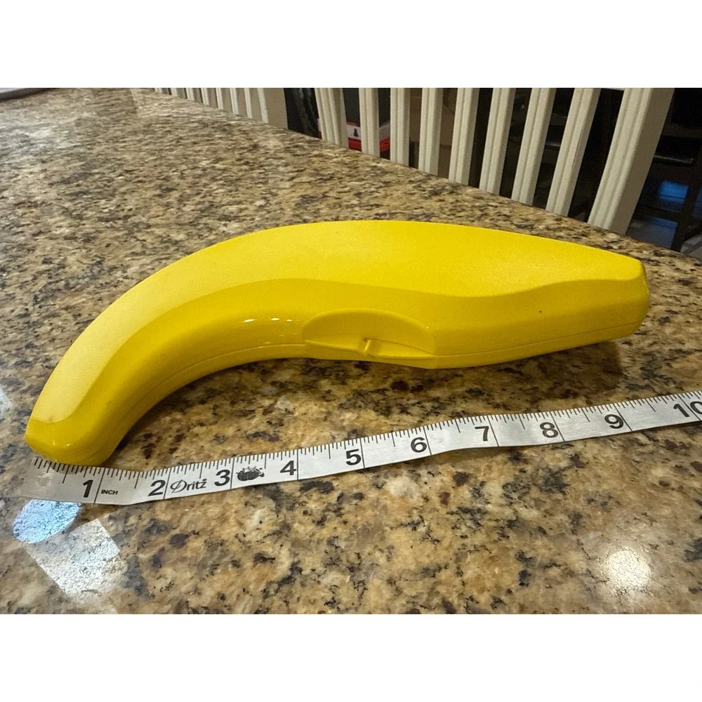 Tupperware Banana Keeper Yellow Plastic Fruit Protector Guard Case 9 Inch